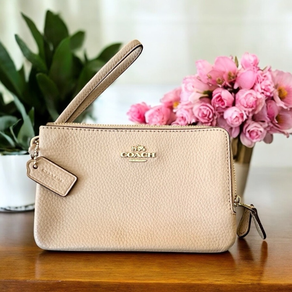 Luxurious Coach Beige Wristlet in Pebbled Leather With Gold Hardware - Picture 2 of 11